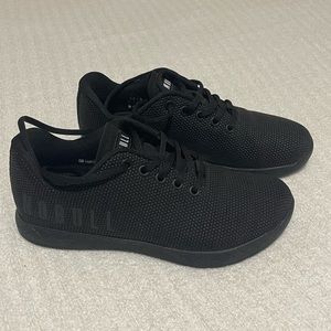 Women’s No Bull size 8 all back trainers.